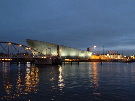 vedecké múzeum NEMO na večer